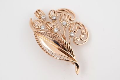 null Broche gerbe de fleurs en or jaune 18k ajouré sertie sur platine de six diamants...