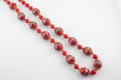 null Collier de perles en verre de Murano rouges.
Époque 1960. 
Longueur : 50cm