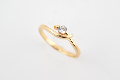 null Bague en or jaune 18k la monture mouvementée sertie d'un diamant taille brillant...