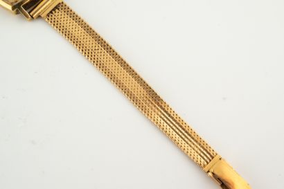 null OMEGA, vers 1960
Montre bracelet en or jaune 18k. Boitier carré, vitre légèrement...