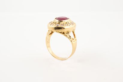 null Bague Pompadour en or jaune 18k centrée d'un rubis ovale de 4cts environ entourée...