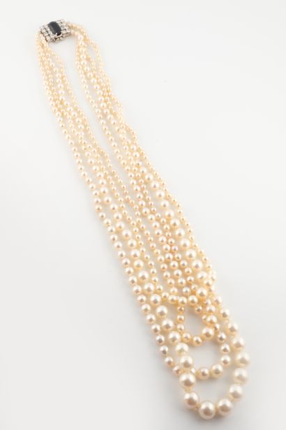 null Colliers de perles quatre rangs de perles de culture en chute d'un diamètre...