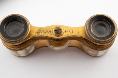 null JOURDAN à PARIS 
Paire de lunettes de théatre en métal doré et plaquettes de...