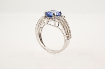 null Bague or blanc 18k ornée d'une tanzanite ovale de 3,50cts environ dans un entourage...