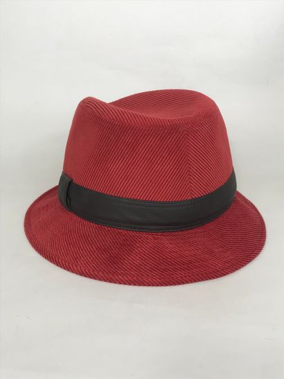 null HERMES Paris
Chapeau "Funk" en velours cotelé rouge foncé et cuir. Taille S....