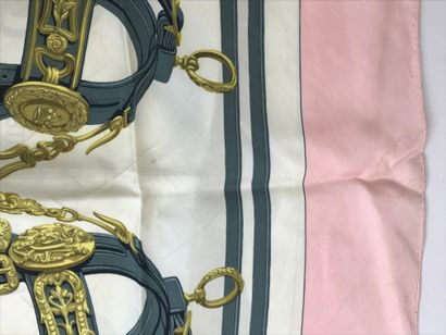 null HERMES - Modèle Brides de Gala
Carré en soie aux tons rose et crème, dessiné...