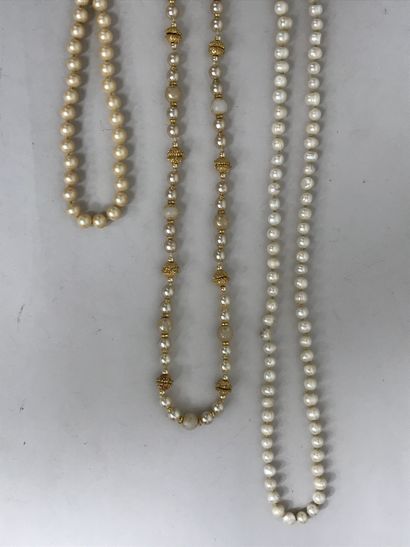 null Lot de bijoux fantaisie en perles et métal doré comprenant 2 sautoirs et un...