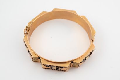 null Bracelet jonc ouvrant en or jaune 18k à décor de nœuds et filigranes. 
Poids...