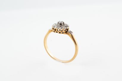 null Bague fleur en or jaune 18k sertie de diamants taille rose. 
Travail des années...