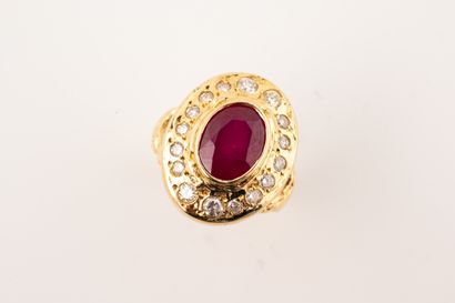 null Bague Pompadour en or jaune 18k centrée d'un rubis ovale de 4cts environ entourée...