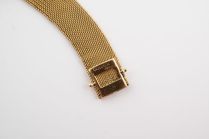 null CARTIER, Paris
Bracelet souple bandeau en or jaune 18k à maille tressée.
Signé....