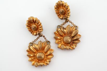 null LINE VAUTRIN (1913 -1997)
Paire de clips d'oreilles en bronze doré à motif de...