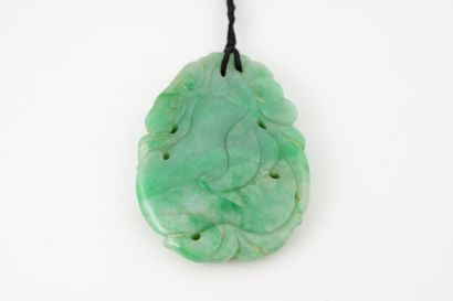 null Pendentif en jade ou jadéite formé d'une plaque gravée de motifs floraux, soutenu...