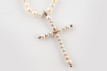 null Collier et pendentif croix formé de perles fines d'un diamètre de 2mm environ....
