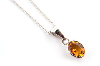 null Pendentif en or blanc 18k serti d'une citrine ovale de 0,60 ct environ. Avec...