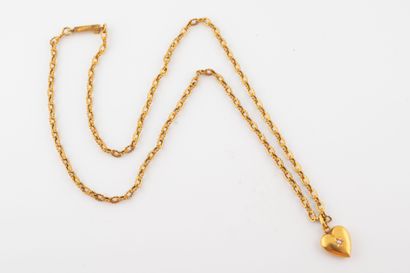 null Pendentif en or jaune 18k représentant un cœur centré d'une perle dans un motif...