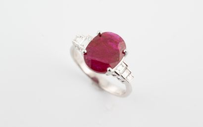 null Bague en or blanc 18k griffée d'un rubis naturel ovale de 3,10cts flanquée de...