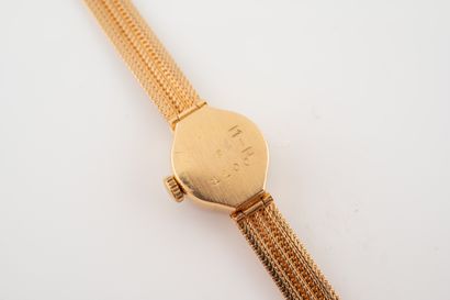 null KODY, Incabloc
Bracelet montre de dame en or jaune 18k. Boitier circulaire à...