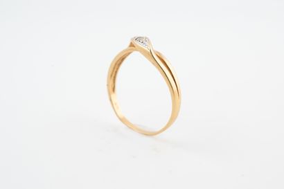 null Bague en or jaune 18k sertie de diamants et grenetis sur or blanc. 
Poids brut...