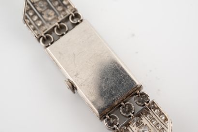 null Superbe montre-bracelet en platine 750/°° aux formes géométriques. Boitier rectangulaire...
