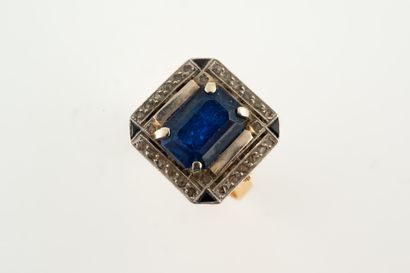 null Bague en or jaune 18k ornée d'un spinel taille émeraude dans un entourage de...