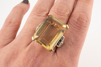 null Importante bague cocktail en or jaune 18k et platine ornée sur une monture ajourée...