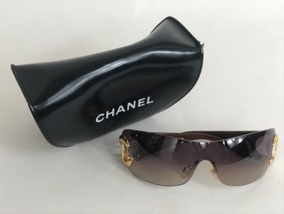 null CHANEL 
Paire de lunettes de soleil masque, verres fumés dégradés, avec charnières...