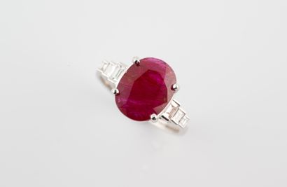 null Bague en or blanc 18k griffée d'un rubis naturel ovale de 3,10cts flanquée de...