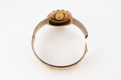 null Bracelet jonc ouvrant en or jaune 14k orné au centre d'un médaillon ovale à...