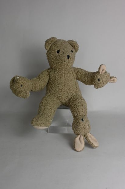 null Philippe STARCK (1949) 
Peluche "Teddy Bear Band" 
Années 1990.
Haut.: 35 cm....