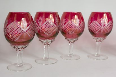 null BOHEME
Série de six verres à Porto en cristal taillé de couleur rouge. 
Haut.:...