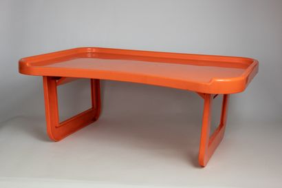 null Olaf VON BOHR (1927) pour KARTELL
Paire de plateaux de chevet en plastique orange,...