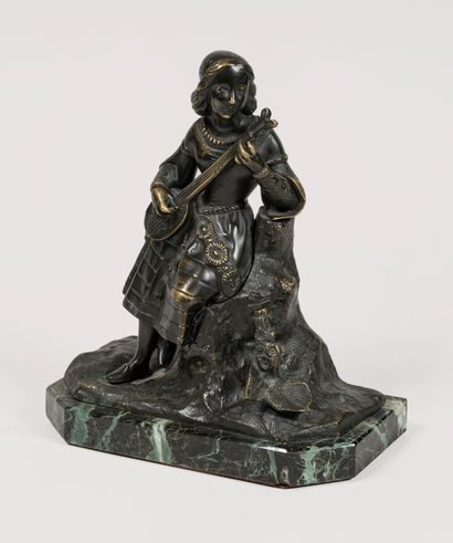 null École FRANÇAISE, milieu XXè siècle 
Joueuse de mandoline 
Sculpture en bronze...