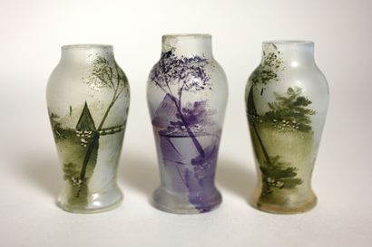 null LAMARTINE
Ensemble de trois vases miniatures en verre satiné à décor peint de...