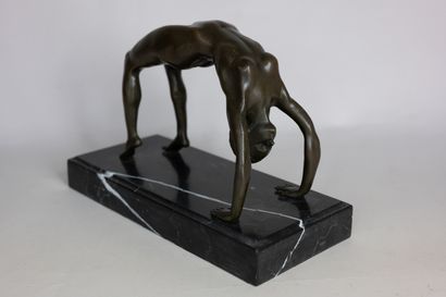 null CLAUDE (XXè siècle)
Femme faisant de la gymnastique 
Sculpture en bronze à patine...