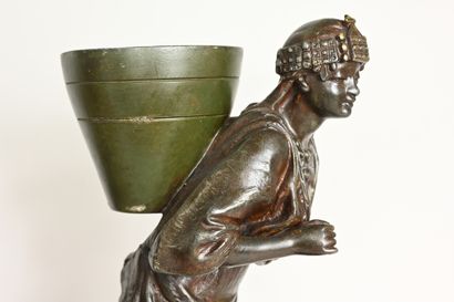 null Louis HOTTOT (1834-1905)
Femme au panier 
Épreuve d'édition en bronze à patine...