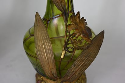 null Witte LOETZ (1836-1947)
Paire de vases en verre opalescent et iridescent vert...