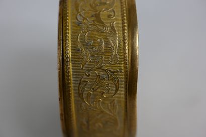 null Boite circulaire en bronze doré ciselé à décor de frises d'entrelacs feuillagés...