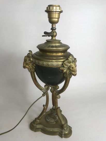 null Ancienne lampe à pétrole à deux patines, en bronze doré et laiton noirci à décor...