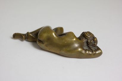 null École FRANÇAISE, début XXè siècle 
Femme endormie 
Épreuve en bronze à patine...