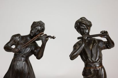 null LANCINI (XXè siècle)
Couple de musiciens jouant du violon et de la flûte. 
Sculpture...