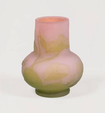 null Émile GALLÉ (1846-1904) 
Vase à panse renflée et col étroit en verre à décor...