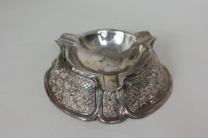 null Cendrier en argent fourré à motif floraux en réserve sur fond quadrillé. 
Afrique...