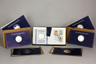 null Lot de médailles comprenant : 
- Enveloppe timbre-médaille 1er jour, commémorant...
