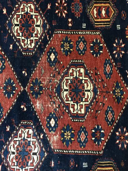 null KASAK, fin XIXè siècle 
Tapis en laine à motifs géométriques sur fond bleu.
260...