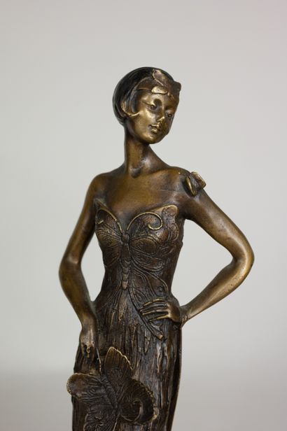 null École FRANCAISE, XXè siècle
La femme papillon
Sculpture en bronze à patine médaille....