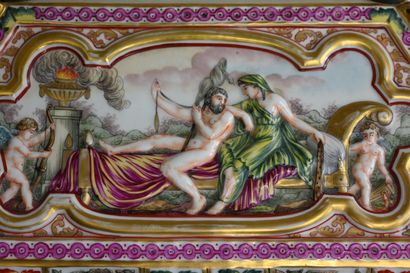 null PARIS
Châsse en porcelaine à décor polychrome de scènes mythologiques : Ulysse...