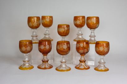 null BOHEME
Série de dix verres en cristal taillé orange à motif de feuilles de vignes....