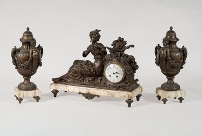 null Garniture de cheminée en bronze doré et marbre comprenant deux cassolettes avec...