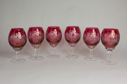 null BOHEME
Série de six verres à Porto en cristal taillé de couleur rouge. 
Haut.:...